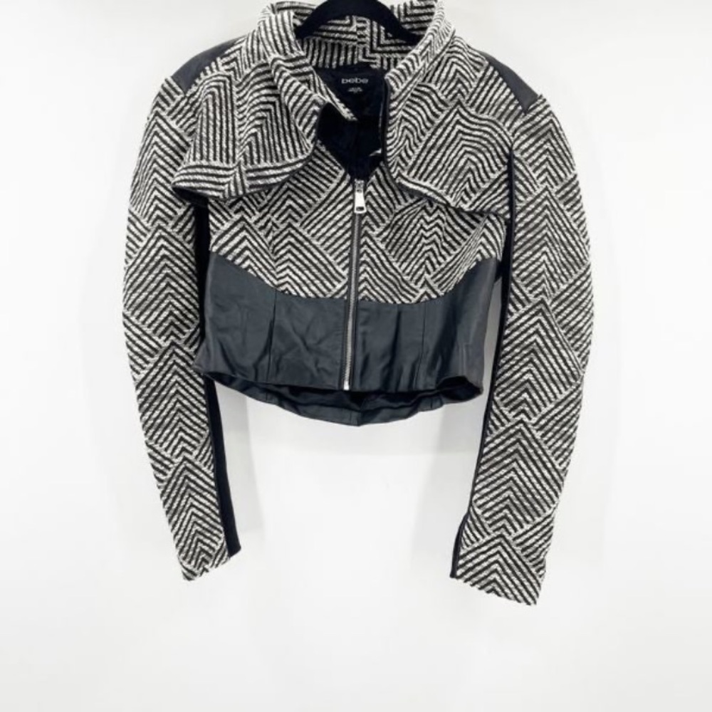 Bebe Women's Black Chevron Cropped Faux Leather Short
Jacket Size Large.